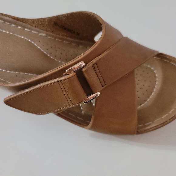 CLN Dominica Women's Slip- on Sandals Size 6 - Picture 4 of 11